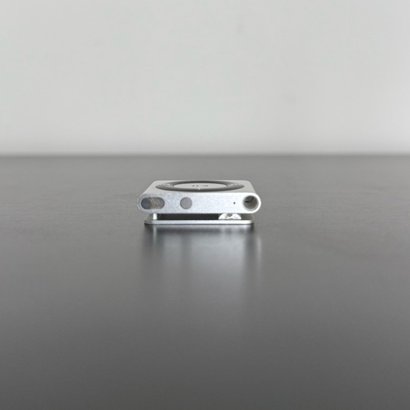 Apple | iPod Shuffle (4th Generation) Silver - 2GB - Picture 2 of 5